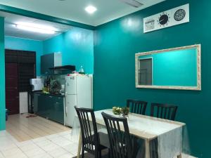 波德申Homestay Addin的厨房配有桌子和蓝色的墙壁
