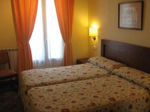 欧阿提兹古鲁特泽贝里酒店的酒店客房设有床和窗户。
