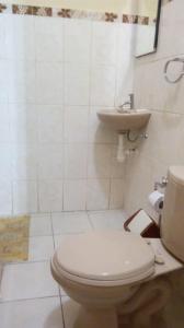 皮乌拉Hostal Resident的一间带卫生间和水槽的浴室