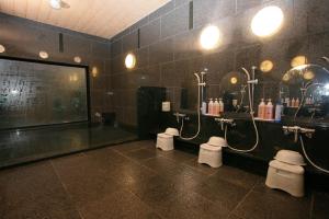 郡山郡山国米旅馆酒店的一间带3个卫生间和大屏幕的浴室