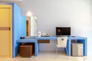 班拉克海滩海景套房旅馆的一张带电脑和椅子的蓝色书桌