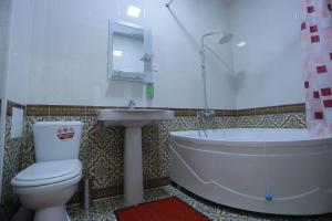 布哈拉Anis-Pari Hotel的带浴缸、卫生间和盥洗盆的浴室