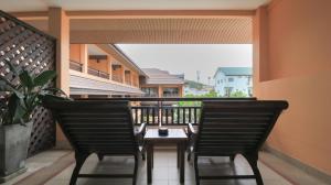华欣拉迈松华欣酒店的阳台配有2把椅子和1张桌子