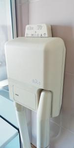 恩波利L'alloggio di Anna Maria. Camera con bagno privato的墙上的白色电脑显示器
