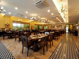 科隆巴拉望科隆阳光酒店的用餐室配有桌椅和吊灯。