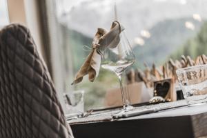塞尔瓦迪加尔代纳山谷Hotel Chalet S - Dolomites Design - adults recommended的酒杯,桌上有酒 ⁇ 