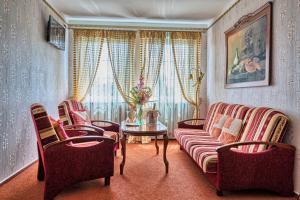利贝雷茨巴比伦健康酒店的客厅配有沙发、椅子和桌子