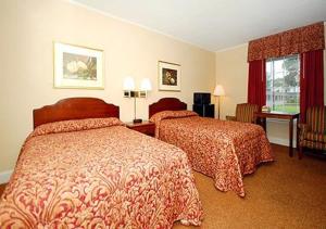费耶特维尔大使汽车旅馆的酒店客房设有两张床和窗户。