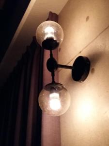 花莲市涵庭民宿的墙上有两盏灯的安丹灯
