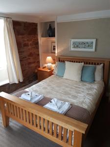 KingsandHalfway House Inn的一间卧室配有一张大床和毛巾