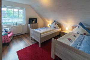 OstochtersumNordsee-Nest的一间卧室设有两张床和窗户。