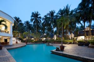 当格浪阿里亚力宝村酒店的度假村的游泳池,以棕榈树为背景