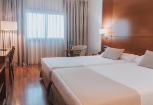 穆尔西亚Allegro Murcia Azarbe的酒店客房设有两张床和窗户。