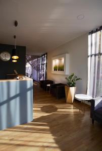 派尔努Hotell Tammsaare的客厅配有沙发和桌子