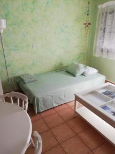 巴哈马尔Herosa vacacional的小房间设有一张床和一张桌子