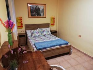 巴哈马尔Herosa vacacional的一间小卧室,配有一张床和一张桌子