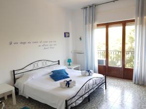 特拉帕尼B&B Trapani Mare的一间卧室配有一张带蓝色枕头的床。