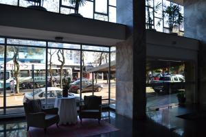 圣安热卢Hotel Maerkli的大楼内带桌椅的用餐室