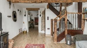 彭里斯Rosie's Barn的一间铺有木地板并设有一个楼梯的客厅