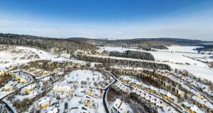 梅德巴赫梅德巴赫温特贝格绍厄兰中心公园酒店的雪地中度假村的空中景观