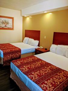 皇后区飞机汽车旅馆的酒店客房设有两张床和电话