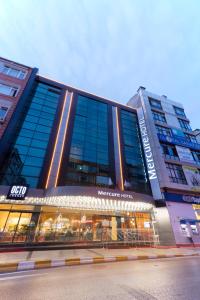 伊斯坦布尔Mercure Istanbul Bakirkoy的墨西哥城市建筑前的商店