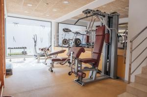 宰拉勒达AZ Hôtels Zeralda的健身房,带有健身器材和背部的rv