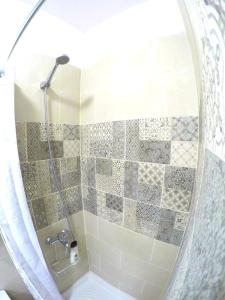 San AndrésNina Apartment的带淋浴和水槽的浴室