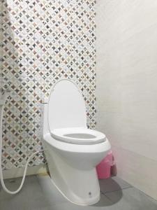 Ban Khok Sawang (1)บ้านพระจันทร์ รีสอร์ท的浴室设有白色卫生间和马赛克墙