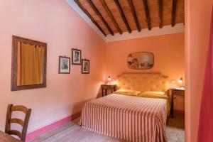 穆尔洛Agriturismo Etrusco的一间卧室配有一张床、一张桌子和一面镜子