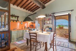 穆尔洛Agriturismo Etrusco的一个带桌椅的厨房和一个美景厨房