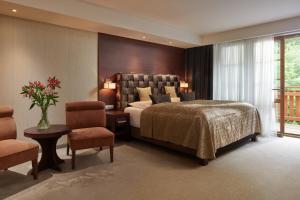 卢德维克夫辛格酒店的卧室配有一张床和一张桌子及椅子