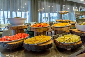 马普托卡多佐酒店的自助餐,包括各种水果和蔬菜,盘子上