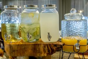 马普托卡多佐酒店的木桌上三罐柠檬水