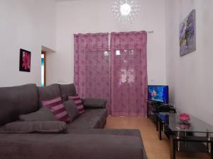 托雷帕切科2-bedroom Villa with pool的客厅配有沙发和粉红色窗帘