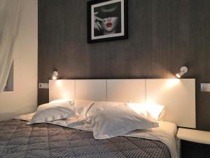皮内达德马尔ASV Apartments的一间卧室配有一张大床和灯光