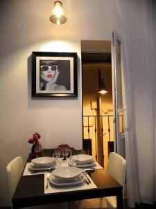 皮内达德马尔ASV Apartments的一张餐桌,上面有一张女人的照片