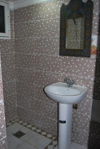 瓦尔扎扎特Résidence MARWA的一间带水槽和镜子的浴室