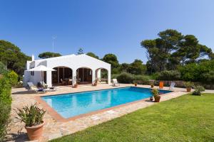 卡拉莫若尔Casa con jardín y piscina - MORELL ONZE的一座房子的院子内的游泳池