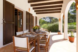 卡拉莫若尔Casa con jardín y piscina - MORELL ONZE的庭院内带桌椅的用餐室