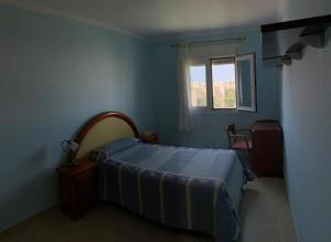 阿尔梅利马Apartamentos San Miguel 2的蓝色的卧室设有床和窗户