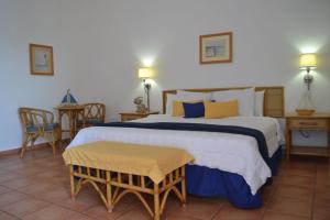 博克龙帕拉多博奇马尔的一间卧室配有一张带蓝色和黄色枕头的大床