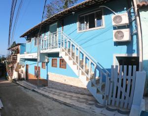 阿布拉奥Casa da Ilha的蓝色的建筑,旁边设有楼梯