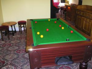 布莱克浦观景楼酒店的一张台球桌,里面放着球