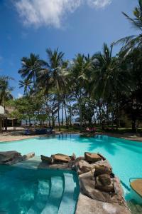 蒙巴萨Severin Sea Lodge的一座棕榈树环绕的大型游泳池