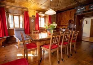 散特Chasa Werro的一间带木桌和椅子的用餐室