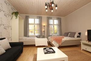 波里Idyllic central wooden house apartment的客厅配有床和沙发