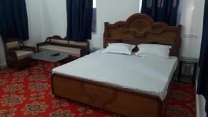 焦特布尔Royal Panorama的一间卧室配有一张大床和木制床头板