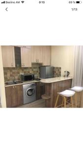 埃里温Уютная квартира около станции метро的厨房配有木制橱柜、水槽和洗碗机。