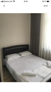 埃里温Уютная квартира около станции метро的床上有2个白色枕头
